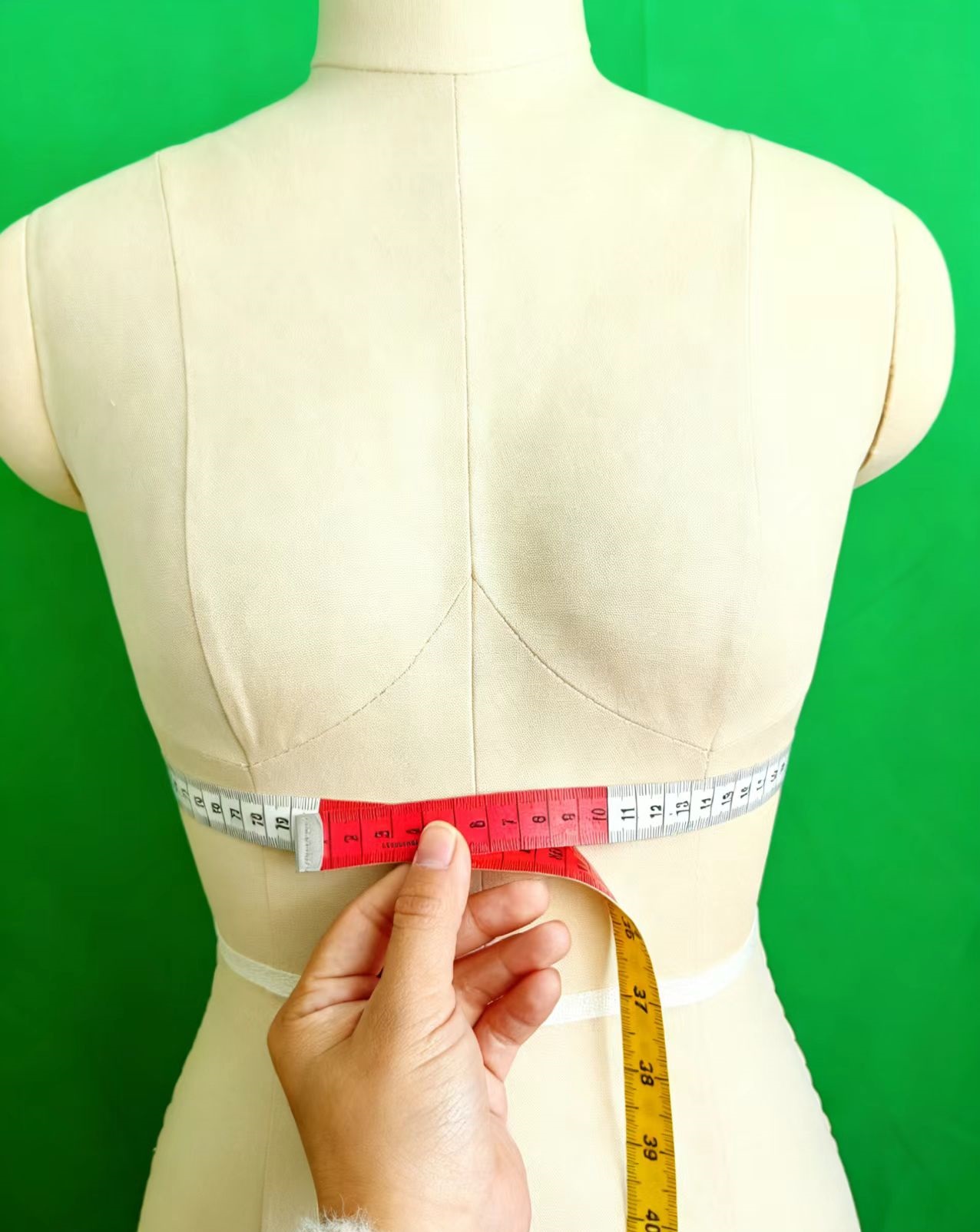 测量下胸围.jpg